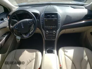 2017 Lincoln MKC Select z VIN 5LMCJ2D93HUL32378, wystawiony jako Copart lot #54201715 z przebiegiem 96 992 mil mil oraz Szkody całkowita. Historia ofert i sprzedaży dostępna na DreamBid. Obrazek 8.