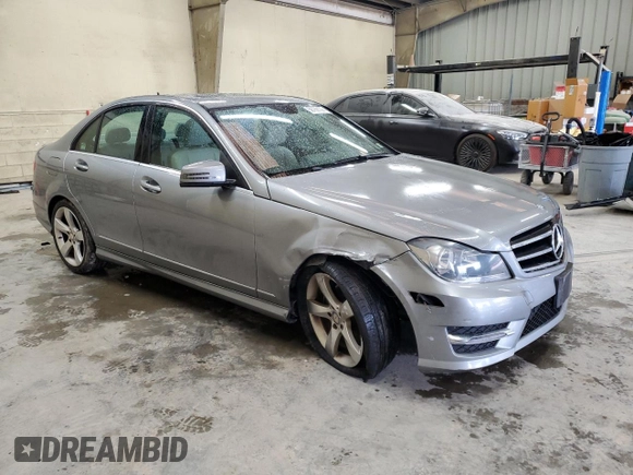 2014 Mercedes-Benz C 250 Sport z VIN WDDGF4HB5EA967155, wystawiony jako Copart lot #58769135 z przebiegiem 103 055 mil mil oraz Czysty tytuł • Clean title. Historia ofert i sprzedaży dostępna na DreamBid. Obrazek 4.