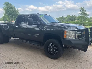 2014 Chevrolet Silverado 3500HD LTZ z VIN 1GC4K1C89EF132357, wystawiony jako Copart lot #59632865 z przebiegiem 218 735 mil mil oraz Czysty tytuł • Clean title. Historia ofert i sprzedaży dostępna na DreamBid. Obrazek 1.