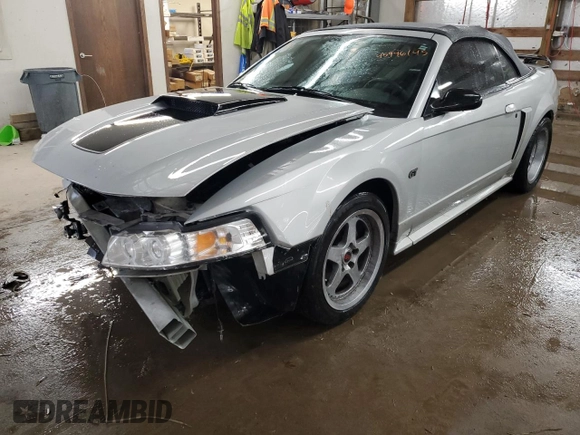 2002 Ford Mustang GT Deluxe z VIN 1FAFP45X62F160859, wystawiony jako Copart lot #45946145 z przebiegiem 110 078 mil mil oraz Szkoda całkowita • Salvage title. Historia ofert i sprzedaży dostępna na DreamBid. Obrazek 1.