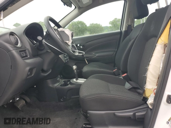 2019 Nissan Versa SV z VIN 3N1CN7APXKL880765, wystawiony jako Copart lot #57474965 z przebiegiem 27 736 mil mil oraz Szkoda całkowita • Salvage title. Historia ofert i sprzedaży dostępna na DreamBid. Obrazek 7.