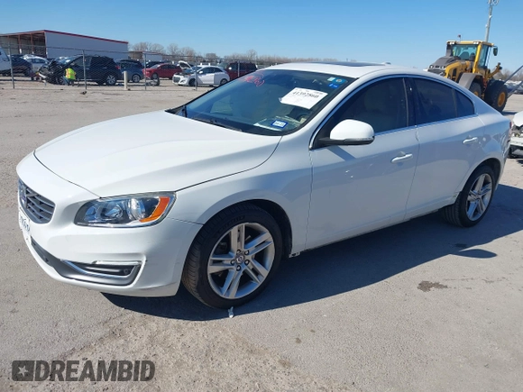 2015 Volvo S60 T5 Drive-E Premier z VIN YV140MFKXF1351769, wystawiony jako IAAI lot #41392860 z przebiegiem 56 920 mil mil oraz . Historia ofert i sprzedaży dostępna na DreamBid. Obrazek 17.