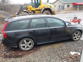 2011 Volvo V50 with VIN YV1672MW9B2603143, listed as a IAAI auction lot 41673995 with 139,845 mi miles. Bid and sale history available at carsss.com. Image 13.