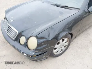 2003 Mercedes-Benz CLK 320 z VIN WDBLK65G63T142595, wystawiony jako IAAI lot #42021112 z przebiegiem 121 898 mil mil oraz . Historia ofert i sprzedaży dostępna na DreamBid. Obrazek 12.