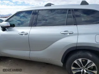 2021 Toyota Highlander XLE with VIN 5TDHZRBHXMS114705, listed as a IAAI auction lot 41324103 with 57,552 mi miles. Bid and sale history available at carsss.com. Image 15.