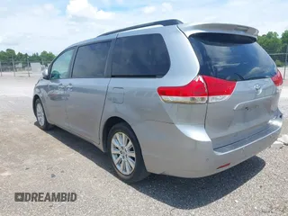 2012 Toyota Sienna XLE z VIN 5TDDK3DCXCS032053, wystawiony jako IAAI lot #42423082 z przebiegiem 338 112 mil mil oraz . Historia ofert i sprzedaży dostępna na DreamBid. Obrazek 3.