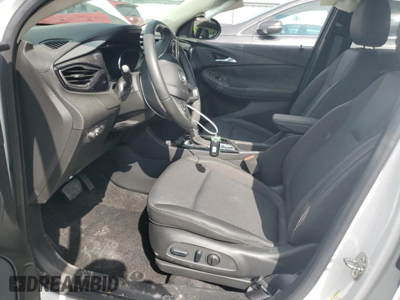 2023 Buick Encore GX Preferred z VIN KL4MMBS22PB101128, wystawiony jako Copart lot #55242915 z przebiegiem 12 120 mil mil oraz Szkoda całkowita • Salvage title. Historia ofert i sprzedaży dostępna na DreamBid. Obrazek 7.