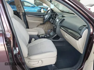 2012 Kia Sorento LX z VIN 5XYKT4A6XCG218424, wystawiony jako IAAI lot #42351646 z przebiegiem 185 016 mil mil oraz . Historia ofert i sprzedaży dostępna na DreamBid. Obrazek 5.