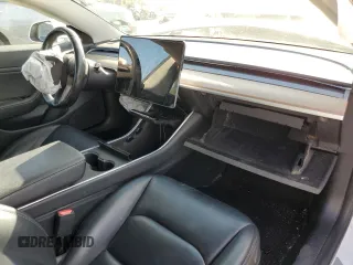 2019 Tesla Model 3 Mid Range z VIN 5YJ3E1EA7KF300175, wystawiony jako Copart lot #49651815 z przebiegiem Nie podano mil oraz Szkoda całkowita • Salvage title. Historia ofert i sprzedaży dostępna na DreamBid. Obrazek 8.