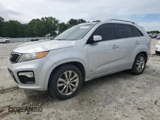 2011 Kia Sorento SX z VIN 5XYKWDA24BG136675, wystawiony jako Copart lot #56133685 z przebiegiem 252 552 mil mil oraz Czysty tytuł • Clean title. Historia ofert i sprzedaży dostępna na DreamBid. Obrazek 1.