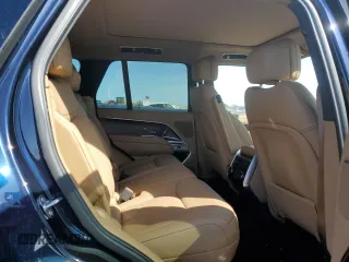 2025 Land Rover Range Rover SE z VIN SALKP9FU2SA283638, wystawiony jako Copart lot #49858485 z przebiegiem 2 999 mil mil oraz Szkoda całkowita • Salvage title. Historia ofert i sprzedaży dostępna na DreamBid. Obrazek 10.