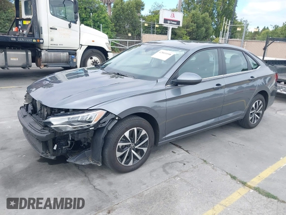 2024 Volkswagen Jetta S z VIN 3VW5M7BUXRM043609, wystawiony jako IAAI lot #42801058 z przebiegiem 26 943 mil mil oraz . Historia ofert i sprzedaży dostępna na DreamBid. Obrazek 2.