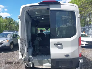 2020 Ford Transit Cargo z VIN 1FTBR1C8XLKA04894, wystawiony jako IAAI lot #42176726 z przebiegiem 84 154 mil mil oraz . Historia ofert i sprzedaży dostępna na DreamBid. Obrazek 16.
