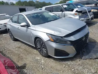 2023 Nissan Altima SV z VIN 1N4BL4DV6PN373754, wystawiony jako IAAI lot #42230358 z przebiegiem 11 291 mil mil oraz . Historia ofert i sprzedaży dostępna na DreamBid. Obrazek 1.
