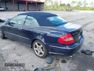 2006 Mercedes-Benz CLK 500 z VIN WDBTK75G66T071327, wystawiony jako IAAI lot #42248652 z przebiegiem 139 038 mil mil oraz . Historia ofert i sprzedaży dostępna na DreamBid. Obrazek 3.