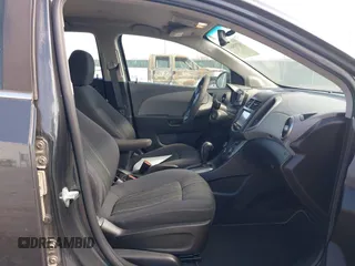 2016 Chevrolet Sonic LT z VIN 1G1JC5SH1G4185750, wystawiony jako IAAI lot #38799488 z przebiegiem 170 067 mil mil oraz . Historia ofert i sprzedaży dostępna na DreamBid. Obrazek 5.