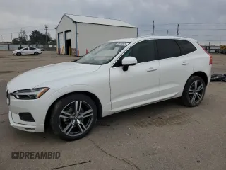 2021 Volvo XC60 Momentum z VIN YV4102DK9M1698729, wystawiony jako Copart lot #49818525 z przebiegiem 42 608 mil mil oraz Szkody całkowita. Historia ofert i sprzedaży dostępna na DreamBid. Obrazek 1.