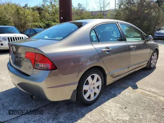 2008 Honda Civic LX z VIN 2HGFA16528H351971, wystawiony jako IAAI lot #41810695 z przebiegiem 221 757 mil mil oraz . Historia ofert i sprzedaży dostępna na DreamBid. Obrazek 4.