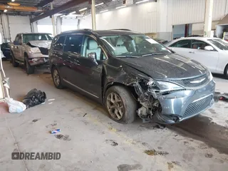 2020 Chrysler Pacifica Limited z VIN 2C4RC1GG7LR144176, wystawiony jako IAAI lot #41896482 z przebiegiem 102 305 mil mil oraz . Historia ofert i sprzedaży dostępna na DreamBid. Obrazek 1.