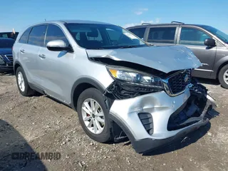 2019 Kia Sorento LX z VIN 5XYPG4A34KG574303, wystawiony jako IAAI lot #42191577 z przebiegiem 117 821 mil mil oraz . Historia ofert i sprzedaży dostępna na DreamBid. Obrazek 1.