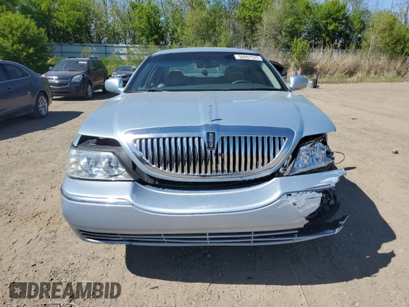 2006 Lincoln Town Car Signature z VIN 1LNHM81W36Y622915, wystawiony jako Copart lot #56097935 z przebiegiem 151 366 mil mil oraz Czysty tytuł • Clean title. Historia ofert i sprzedaży dostępna na DreamBid. Obrazek 5.