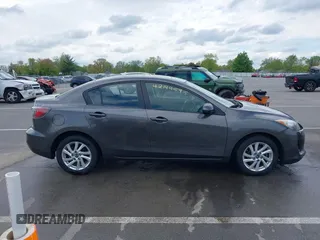 2013 Mazda 3 i Touring z VIN JM1BL1V72D1822505, wystawiony jako IAAI lot #42199595 z przebiegiem 103 560 mil mil oraz . Historia ofert i sprzedaży dostępna na DreamBid. Obrazek 13.