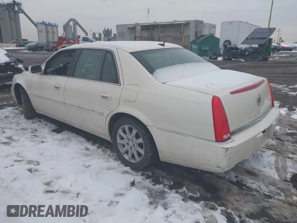 2008 Cadillac DTS 1SA z VIN 1G6KD57Y48U110756, wystawiony jako IAAI lot #41553056 z przebiegiem 67 930 mil mil oraz . Historia ofert i sprzedaży dostępna na DreamBid. Obrazek 3.