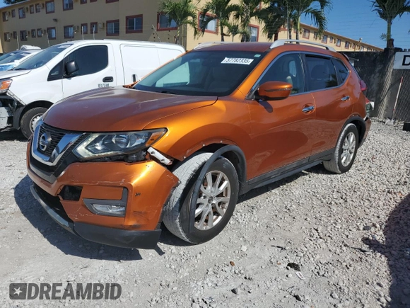 2017 Nissan Rogue SV z VIN 5N1AT2MN9HC761869, wystawiony jako Copart lot #57782335 z przebiegiem 76 896 mil mil oraz Szkoda całkowita • Salvage title. Historia ofert i sprzedaży dostępna na DreamBid. Obrazek 1.