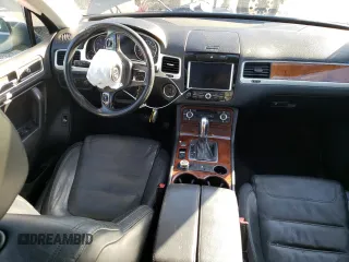 2014 Volkswagen Touareg Lux z VIN WVGEF9BP1ED007974, wystawiony jako Copart lot #82627834 z przebiegiem Nie podano mil oraz Szkoda całkowita • Salvage title. Historia ofert i sprzedaży dostępna na DreamBid. Obrazek 8.
