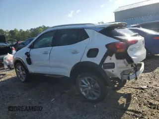 2022 Buick Encore GX Essence z VIN KL4MMFSL9NB064883, wystawiony jako Copart lot #52214935 z przebiegiem 37 255 mil mil oraz Czysty tytuł • Clean title. Historia ofert i sprzedaży dostępna na DreamBid. Obrazek 2.