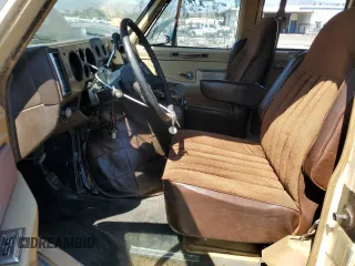 1985 Chevrolet Chevy Van z VIN 1GBEG25HXF7160399, wystawiony jako Copart lot #64115004 z przebiegiem 40 895 mil mil oraz Czysty tytuł • Clean title. Historia ofert i sprzedaży dostępna na DreamBid. Obrazek 7.