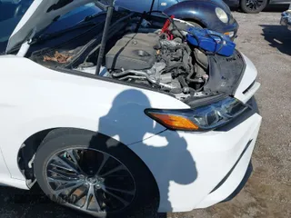 2018 Toyota Camry LE z VIN 4T1B11HKXJU112358, wystawiony jako IAAI lot #40802014 z przebiegiem 50 770 mil mil oraz . Historia ofert i sprzedaży dostępna na DreamBid. Obrazek 1.
