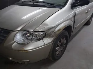 2005 Chrysler Town & Country Touring with VIN 2C4GP54L55R542526, listed as a IAAI auction lot 41877551 with 231,364 mi miles. Bid and sale history available at carsss.com. Image 6.