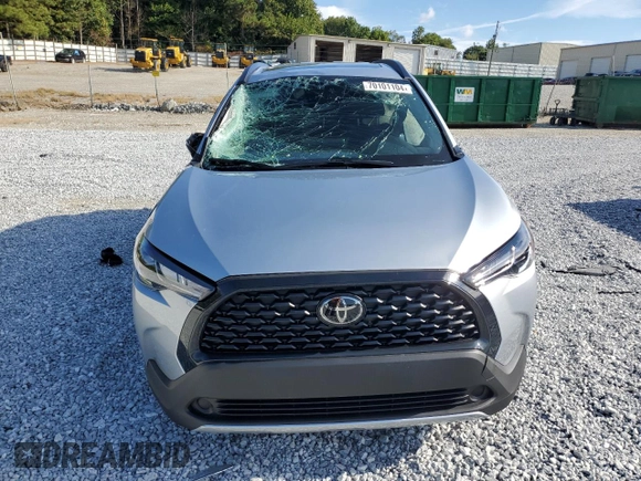 2023 Toyota Corolla Cross LE z VIN 7MUBAABG0PV074344, wystawiony jako Copart lot #70101104 z przebiegiem 9 577 mil mil oraz Szkoda całkowita • Salvage title. Historia ofert i sprzedaży dostępna na DreamBid. Obrazek 5.