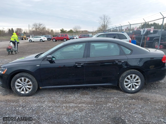 2014 Volkswagen Passat Wolfsburg Ed with VIN 1VWAT7A31EC098634, listed as a IAAI auction lot 41924146 with 80,872 mi miles. Bid and sale history available at carsss.com. Image 14.