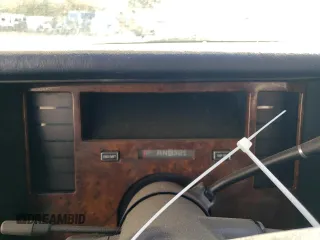 1995 Cadillac Fleetwood z VIN 1G6DW52P2SR700272, wystawiony jako Copart lot #77906824 z przebiegiem Nie podano mil oraz Szkody całkowita. Historia ofert i sprzedaży dostępna na DreamBid. Obrazek 9.