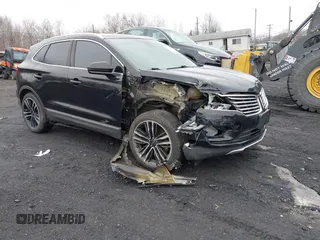 2017 Lincoln MKC Reserve with VIN 5LMTJ3DH4HUL32550, listed as a IAAI auction lot 41961355 with 60,104 mi miles. Bid and sale history available at carsss.com. Image 1.