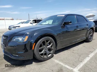 2022 Chrysler 300 S z VIN 2C3CCABG0NH232643, wystawiony jako Copart lot #54201575 z przebiegiem 58 959 mil mil oraz Szkoda całkowita • Salvage title. Historia ofert i sprzedaży dostępna na DreamBid. Obrazek 1.