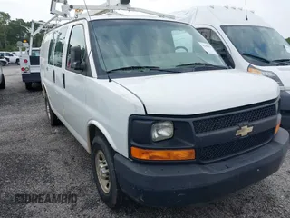 2015 Chevrolet Express Cargo z VIN 1GCWGFCFXF1272180, wystawiony jako IAAI lot #42650017 z przebiegiem 179 603 mil mil oraz . Historia ofert i sprzedaży dostępna na DreamBid. Obrazek 1.