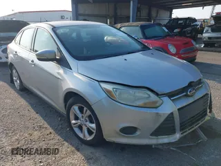 2013 Ford Focus SE z VIN 1FADP3F21DL204095, wystawiony jako IAAI lot #42363102 z przebiegiem 167 758 mil mil oraz . Historia ofert i sprzedaży dostępna na DreamBid. Obrazek 1.