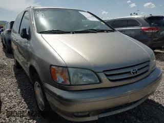 2002 Toyota Sienna LE with VIN 4T3ZF13CX2U500604, listed as a IAAI auction lot 41959768 with 139,668 mi miles. Bid and sale history available at carsss.com. Image 1.