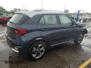 2024 Hyundai Venue SEL z VIN KMHRC8A36RU297850, wystawiony jako Copart lot #62451564 z przebiegiem 4 135 mil mil oraz Szkoda całkowita • Salvage title. Historia ofert i sprzedaży dostępna na DreamBid. Obrazek 3.