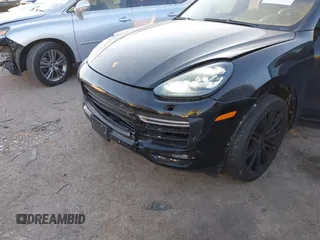 2017 Porsche Cayenne Turbo z VIN WP1AC2A2XHLA92993, wystawiony jako IAAI lot #41264521 z przebiegiem 83 257 mil mil oraz . Historia ofert i sprzedaży dostępna na DreamBid. Obrazek 6.