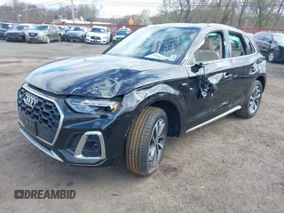 2024 Audi Q5 S line Premium z VIN WA1GAAFY8R2043043, wystawiony jako IAAI lot #42054728 z przebiegiem 10 929 mil mil oraz . Historia ofert i sprzedaży dostępna na DreamBid. Obrazek 2.