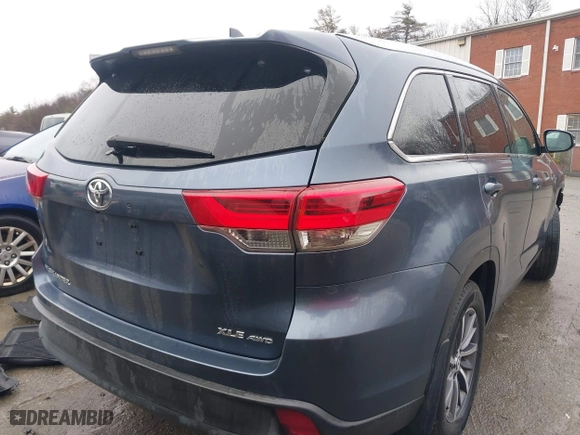 2019 Toyota Highlander SE with VIN 5TDJZRFH1KS959015, listed as a IAAI auction lot 41817317 with 98,365 mi miles. Bid and sale history available at carsss.com. Image 4.