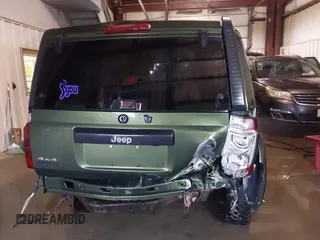 2007 Jeep Commander Sport z VIN 1J8HG48P17C545682, wystawiony jako IAAI lot #41369706 z przebiegiem 187 900 mil mil oraz . Historia ofert i sprzedaży dostępna na DreamBid. Obrazek 17.