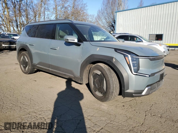 2024 Kia EV9 Wind z VIN KNDAFFS53R6044485, wystawiony jako Copart lot #42955125 z przebiegiem 8 884 mil mil oraz Szkoda całkowita • Salvage title. Historia ofert i sprzedaży dostępna na DreamBid. Obrazek 4.