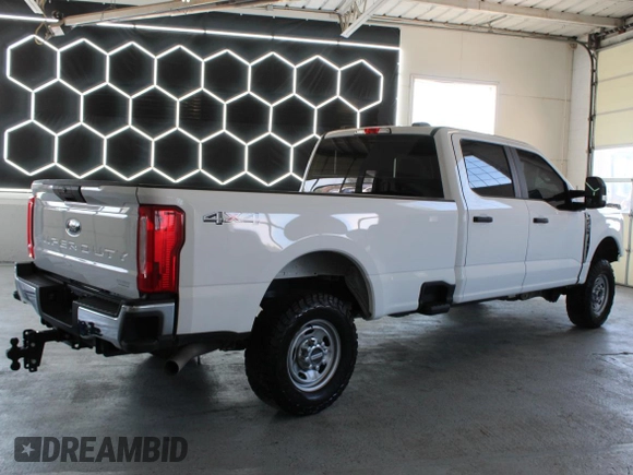 2024 Ford F-250 XL with VIN 1FT7W2BA2RED32472, listed as a Copart auction lot 60898985 with 15,826 mi miles and Salvage title. Bid and sale history available at DreamBid. Image 3.
