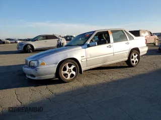 1998 Volvo S70 T5 z VIN YV1LS5371W1483508, wystawiony jako Copart lot #77251324 z przebiegiem 89 298 mil mil oraz Szkody całkowita. Historia ofert i sprzedaży dostępna na DreamBid. Obrazek 1.