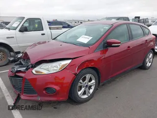 2014 Ford Focus SE z VIN 1FADP3K26EL326345, wystawiony jako IAAI lot #42292956 z przebiegiem 121 369 mil mil oraz . Historia ofert i sprzedaży dostępna na DreamBid. Obrazek 2.